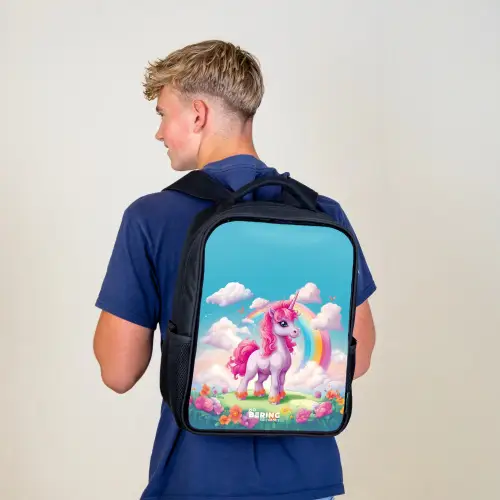 Vrolijke eenhoorn bij een regenboog Rugzak - Zwart middel -sfeer8