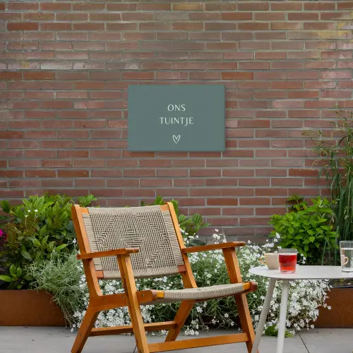 Ons tuintje Tuinposter op houten frame 2 cm dik klein -sfeer3