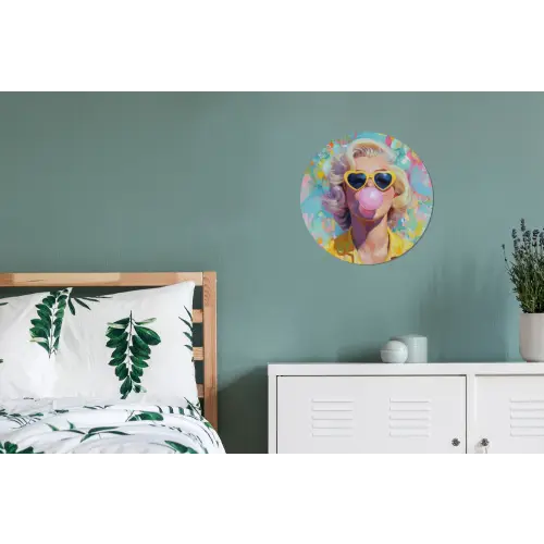 Vrouw - Blond - Roze kauwgom - Kleurrijk - Pastel Wandcirkel aluminium klein -slaapkamer