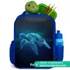 Lichtgevende schildpad in digitale oceaan Kinderrugzak - Blauw middel -inhoud_NL