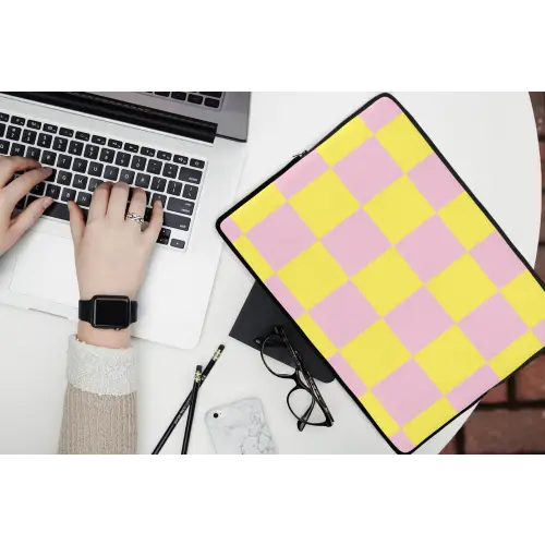 Schaakbord patroon - Geel - Roze - Blokjes laptophoes neopreen klein -bureau