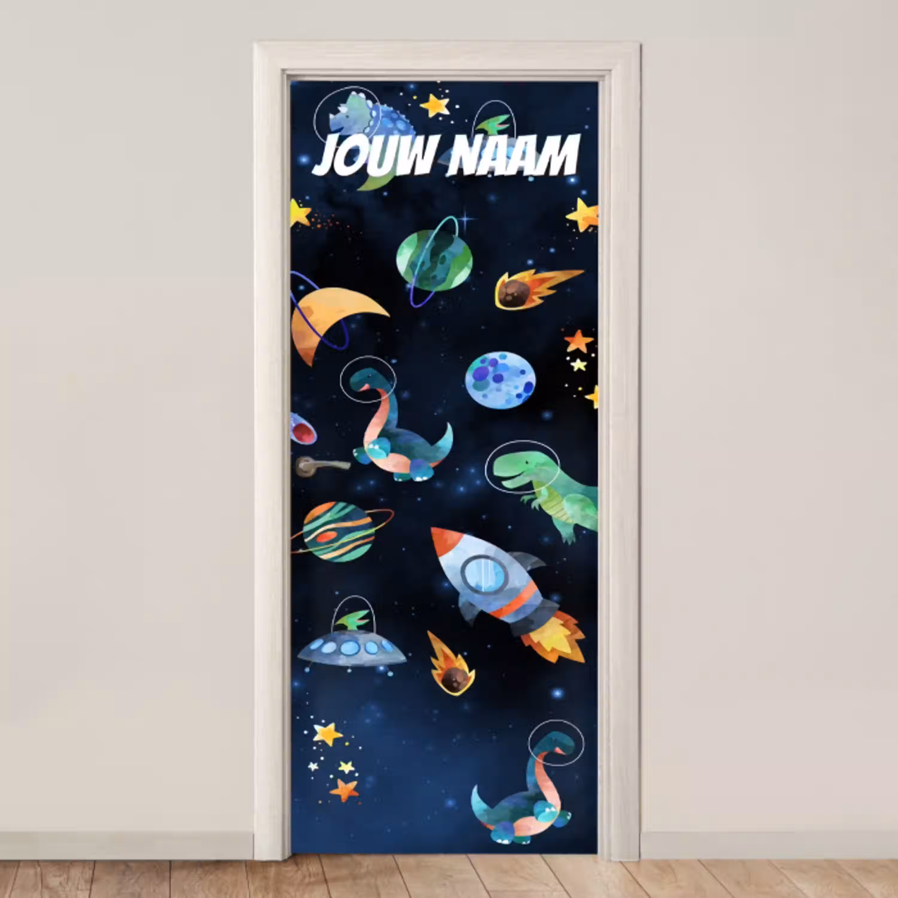 Speelse ruimteillustratie met dinosaurussen en raket en de tekst “Deze kamer is van: jouw naam”. deurposter klein -3d_beige