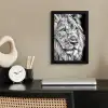 Portret - Leeuw - Zwart wit fotolijst zwart zonder passe partout klein -sfeer1
