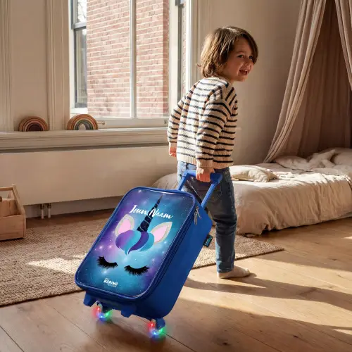 Eenhoorn op een sterrenhemel achtergrond Kinderkoffer - Blauw klein -sfeer1