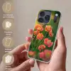 Bloemenveld - Zonnestralen - Oranje Telefoonhoesje iPhone 17 Pro klein -sfeer3_NL