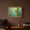 Groene kikker - Nieuwsgierig - Gras Light Box met batterij (Wandlamp) middel -sfeer4