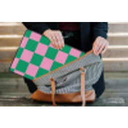 Schaakbord patroon - Groen - Roze - Blokjes laptophoes neopreen klein -tas