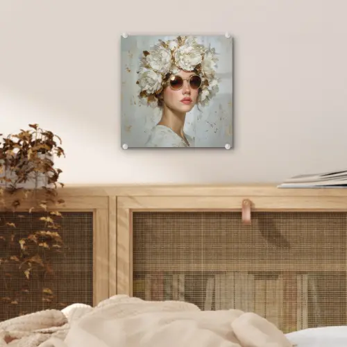 Schilderij - Vrouw - Zonnebril - Bloemenkrans plexiglas 5mm klein -sfeer4