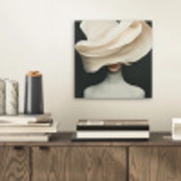 Vrouw - Beige - hoed aluminium wit klein -sfeer1