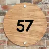 Licht hout - Traditioneel Naambord Rond klein -sfeer2