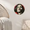 Graffiti - Vrouw - Rood - Street art - Banksy Wandcirkel kunststof plaat 5mm dik klein -sfeer5