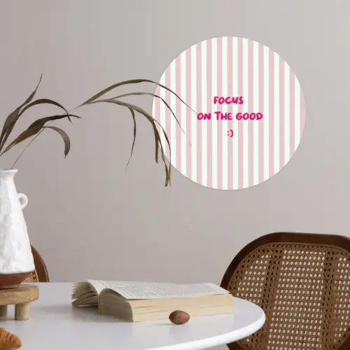 Focus on the good - Strepen - Roze - Smiley Wandcirkel behangsticker klein -sfeer3