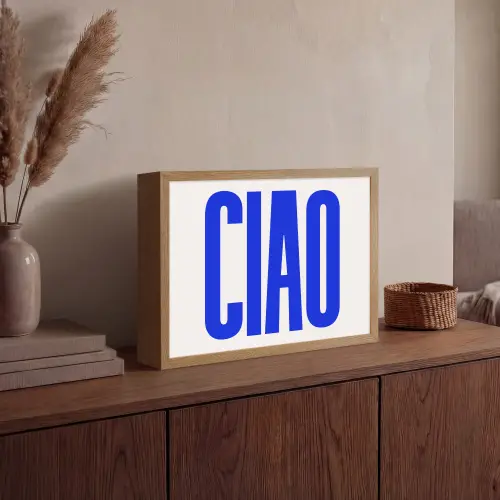 Ciao - Hoofdletters - Blauw - Minimalistisch Light Box met batterij (Wandlamp) middel -sfeer2