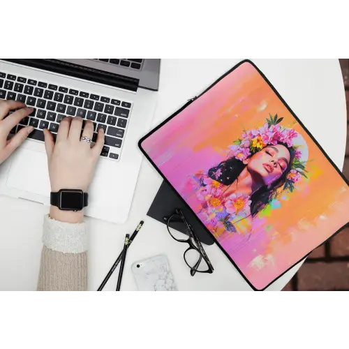 Portret - Bloemenkroon - Vrouw laptophoes neopreen klein -bureau