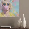 Vrouw - Blond - Roze kauwgom - Kleurrijk - Pastel PET vilt klein -sfeer6_closeup