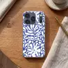 Bloemen patroon - Blauw - Wit - Bladeren Telefoonhoesje iPhone 17 Pro klein -sfeer1