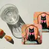 Kat - Roze - Stoel met bloemenmotief onderzetter kurk middel -sfeer4
