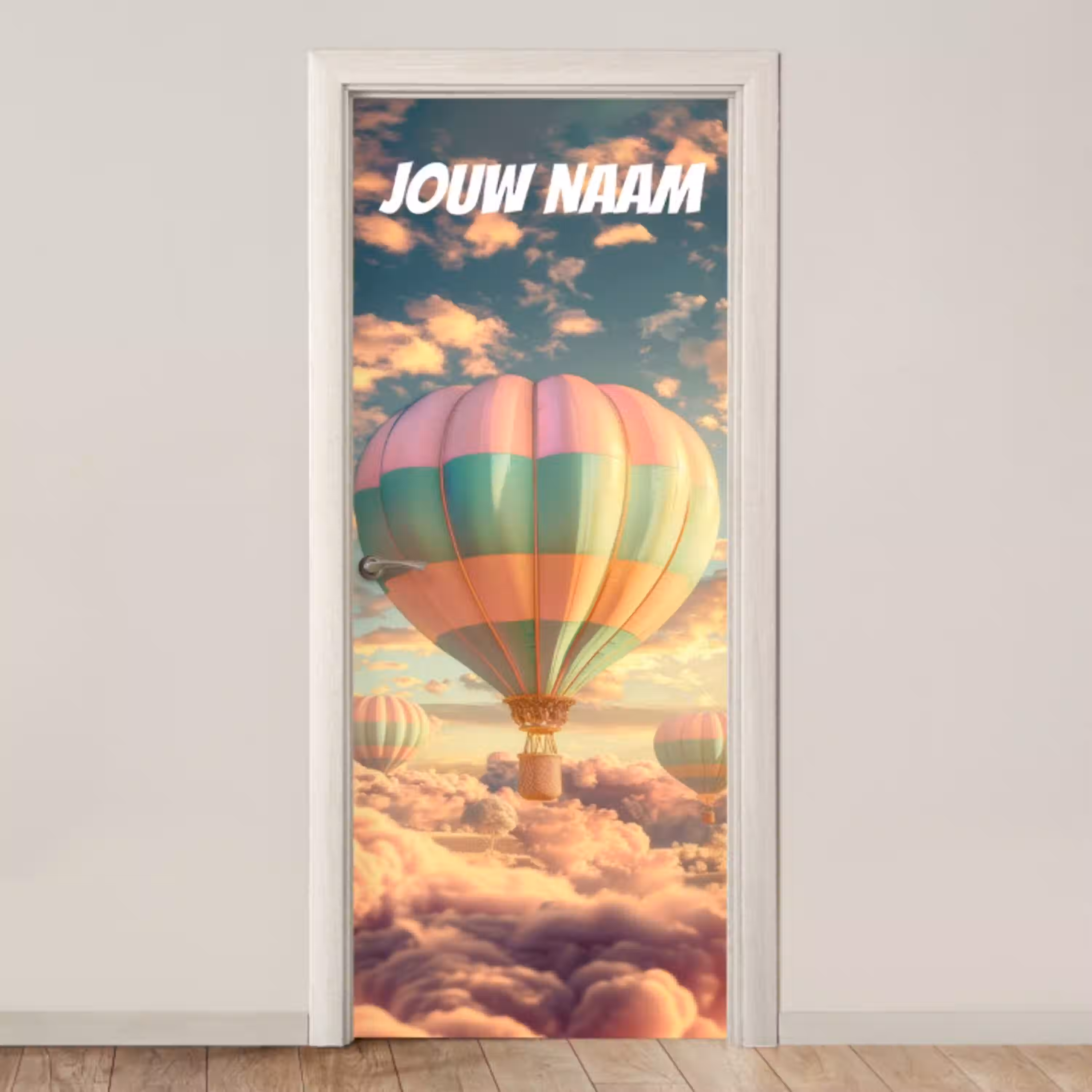 Luchtballon boven wolken met de tekst “Deze kamer is van: jouw naam”. deurposter klein -3d_beige