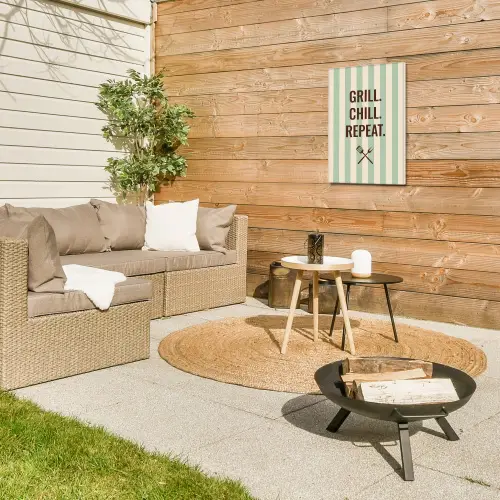 Quote - Strepen - Grill Tuinposter op houten frame 2 cm dik klein -sfeer2