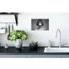 Vrouw - Zwart Wit - Ketting - Zonnebril Muursticker klein -keuken