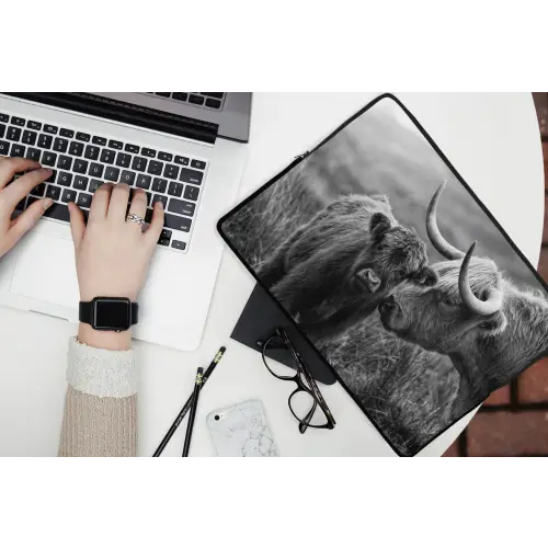 Schotse hooglander - Kalf - Zwart - Wit laptophoes neopreen klein -bureau