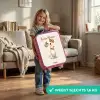 Bruin gevlekte pup op een beige achtergrond Kinderkoffer - Roze klein -sfeer2_NL