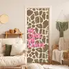 Tekst - Be cool or leave - Roze - Giraffenprint deurposter klein -sfeer2