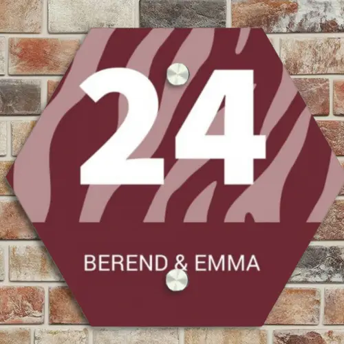 Bordeaux zebra - Klassiek Naambord Hexagon klein -sfeer2