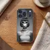 Vrouw - Zwart Wit - Ketting - Zonnebril Telefoonhoesje iPhone 17 Pro klein -sfeer1