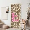 Tekst - Be cool or leave - Roze - Giraffenprint deurposter klein -sfeer6