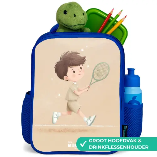 Jongen speelt tennis op zandkleurige achtergrond Kinderrugzak - Blauw middel -inhoud_NL