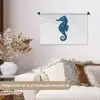 Zeepaardje - Staart - Blauw Wandkleed katoen klein -sfeer1
