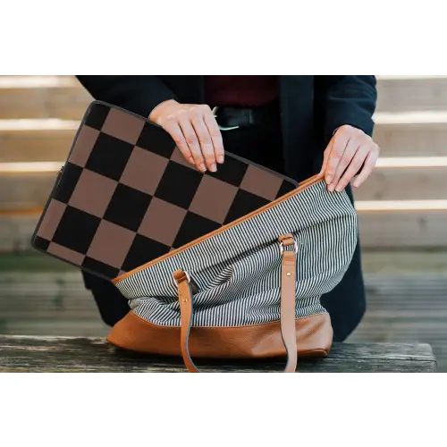 Schaakbord print - Bruin - Zwart - Blokjes laptophoes neopreen klein -tas