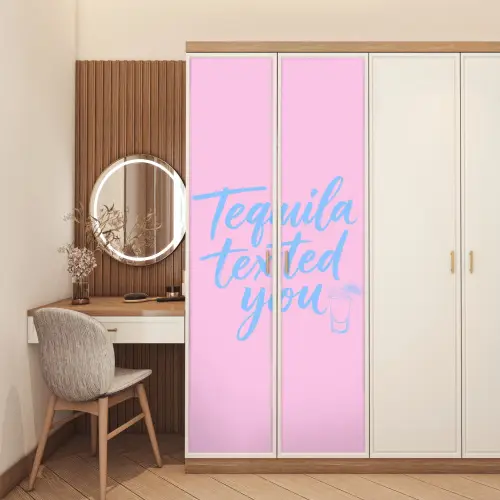 Tequila texted you - Roze - Blauw deurposter klein -sfeer3